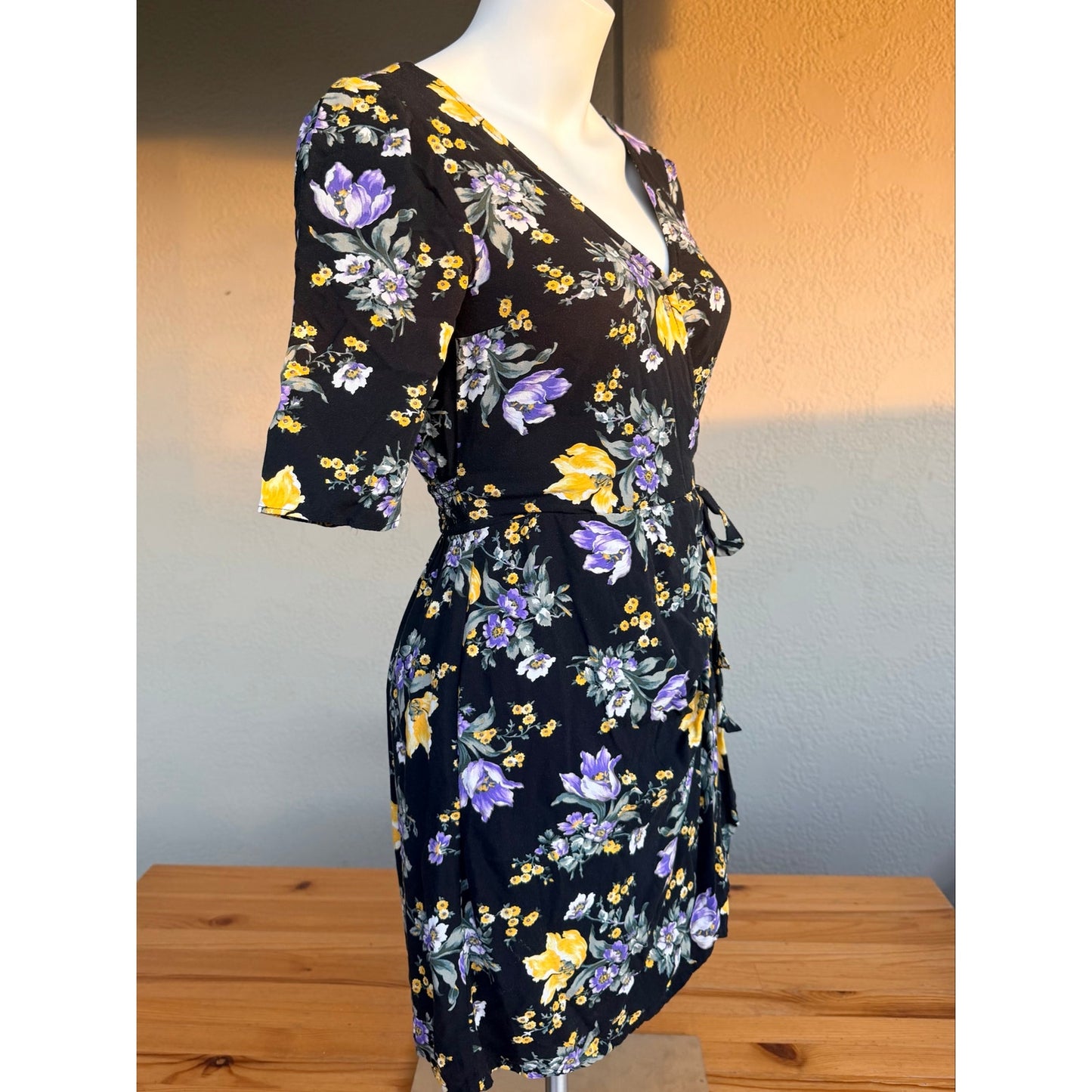 Abercrombie & Fitch purple & yellow floral wrap dress with tie waist, size XS J0092-01
