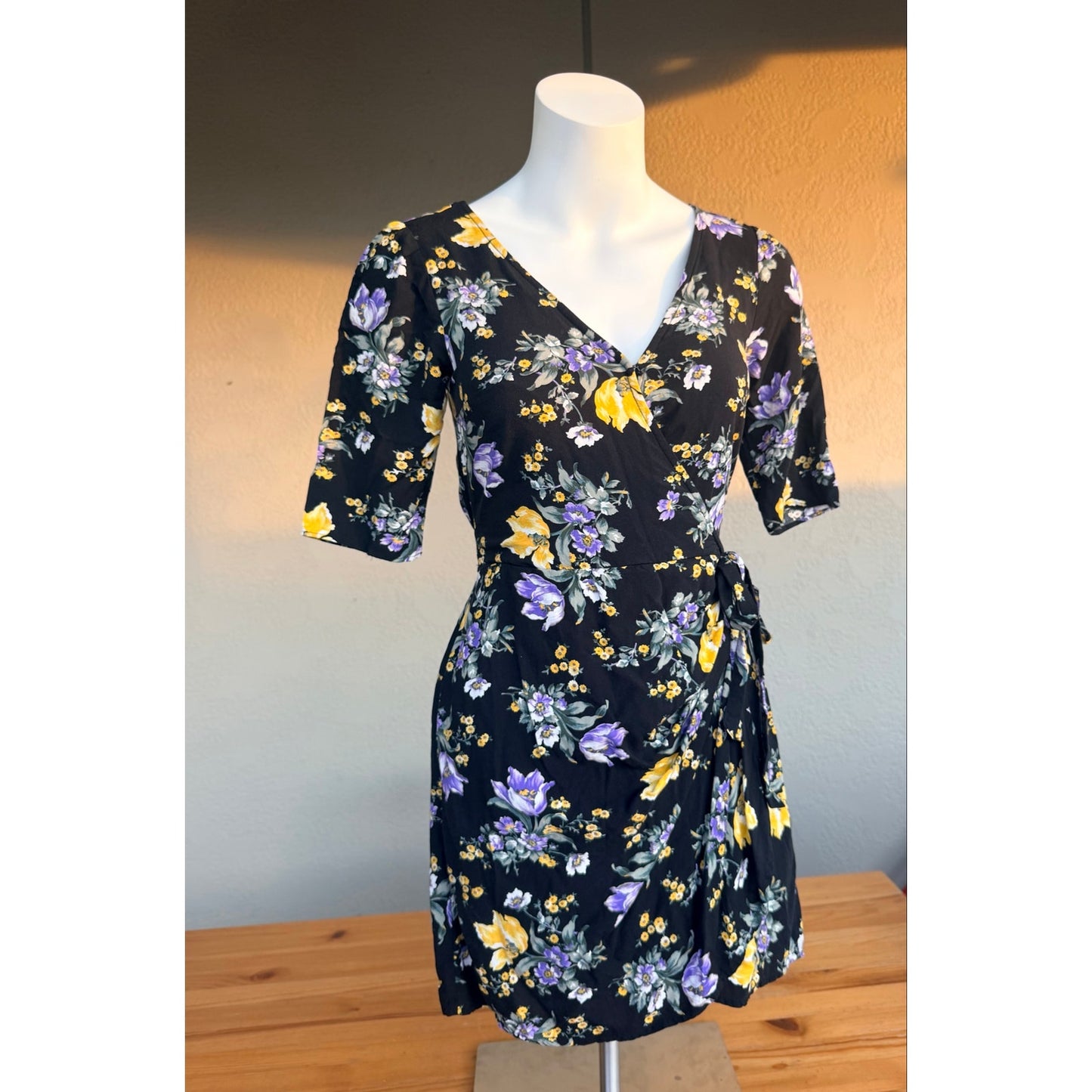 Abercrombie & Fitch purple & yellow floral wrap dress with tie waist, size XS J0092-01